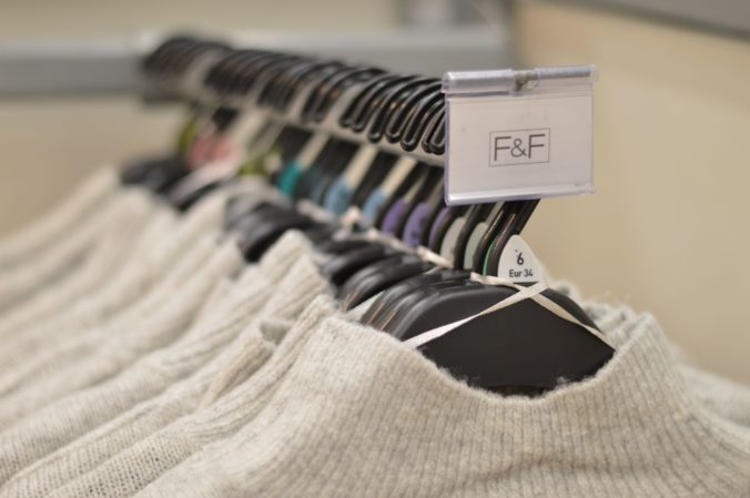 Tesco na humanitárnu pomoc darovalo oblečenie F&F za 1 milión eur