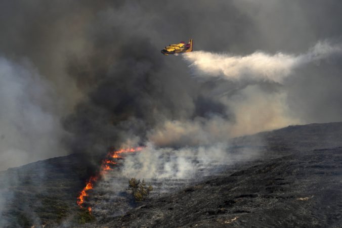 Únia vyslala do Grécka viac ako 490 hasičov a sedem lietadiel, pomáha aj pri požiaroch v Tunisku