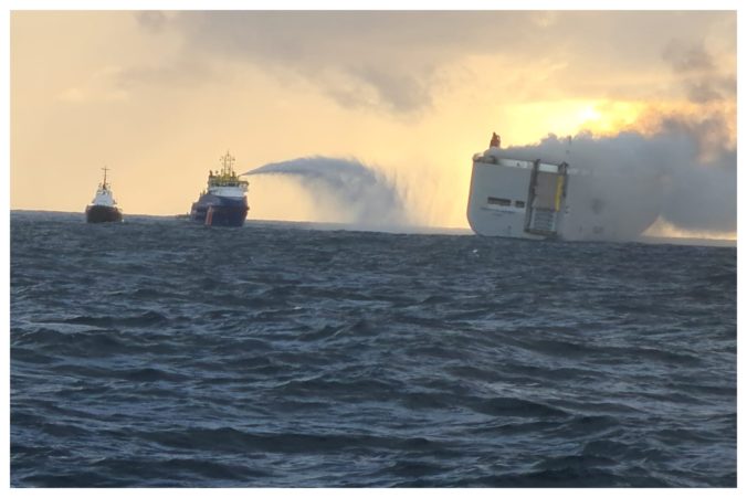 V Severnom mori horí nákladná loď s takmer tritisíc autami na palube, jeden člen posádky zahynul (video+foto)