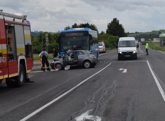 Vodička vpálila autom do autobusu, v nemocnici skončili aj jej spolujazdkyne (foto)