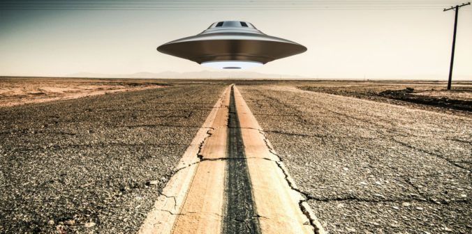 Spojené štáty podľa whistleblowera taja „niekoľko desaťročí“ trvajúci program, ktorý zachytáva UFO