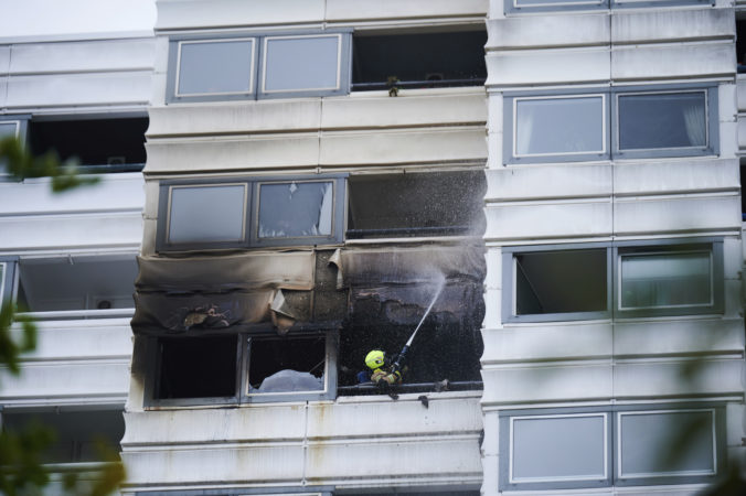 Dvaja ľudia v Berlíne vyskočili z bytovky, aby sa zachránili pred požiarom, pád z výšky však neprežili