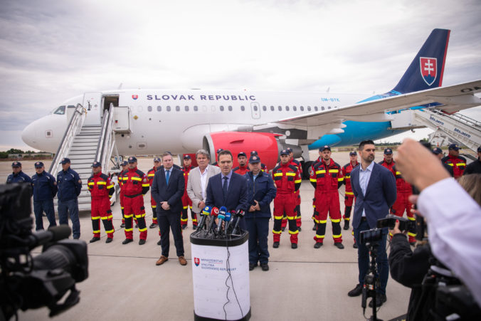 Premiér Ódor vyprevadil druhú skupinu hasičov na Rodos, od miestnych vraj dostávajú veľké slová vďaky (video+foto)