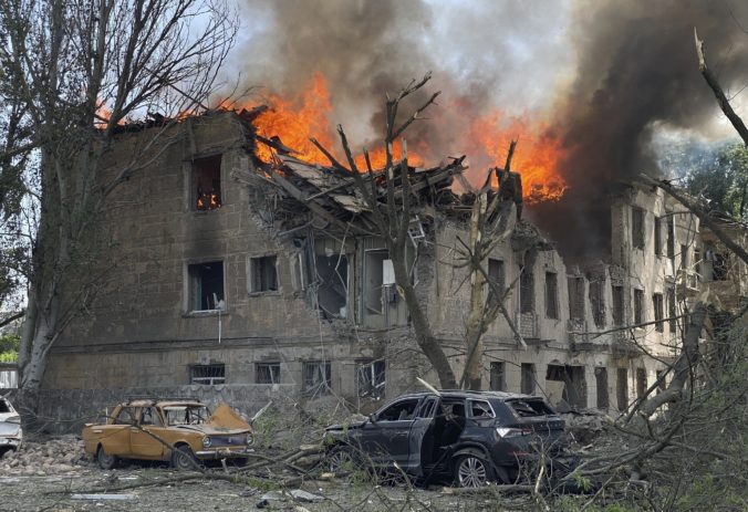 Dnipro zasiahol ruský raketový útok, deväť ľudí vrátane dvoch detí utrpelo zranenia