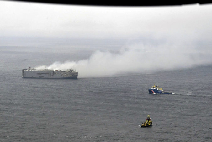 Horiaca nákladná loď sa nachádza v blízkosti chránených ostrovov, bude odtiahnutá na iné miesto v Severnom mori