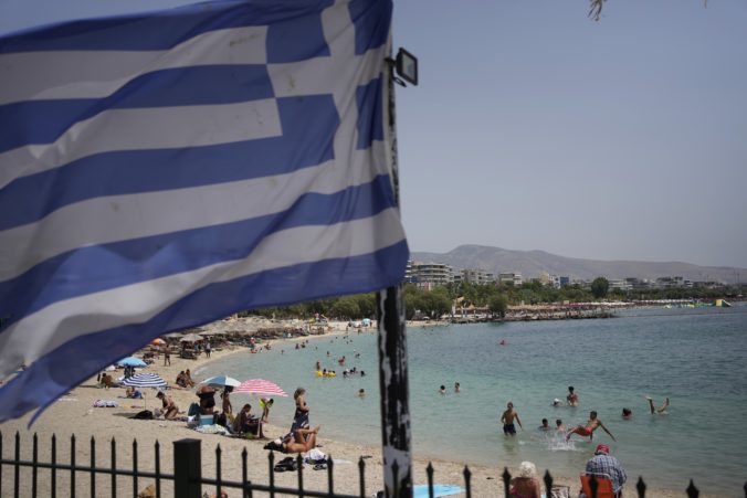 Slovenskí dovolenkári v Grécku by mali byť opatrní. Situácia sa zlepšuje, ale požiare hrozia aj naďalej (foto)