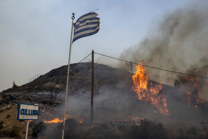 Väčšinu z požiarov v Grécku vraj začala „ľudská ruka“ a minister, ktorý odcestoval na dovolenku rezignoval