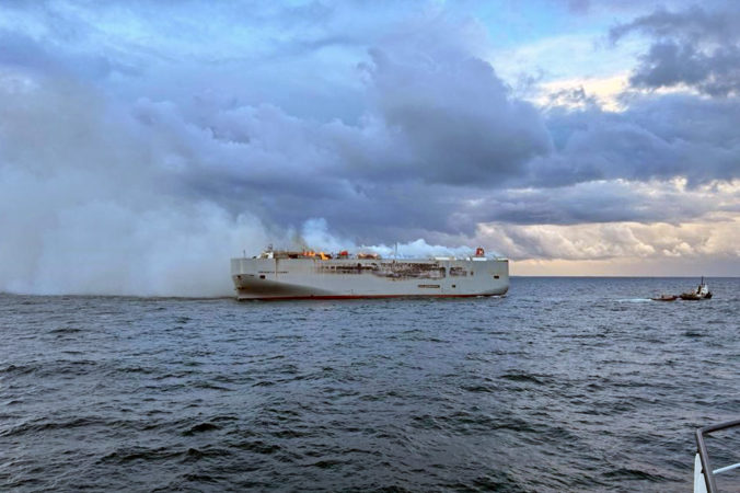 Presun horiacej holandskej nákladnej lode komplikuje vietor, na mieste došlo ku zraneniam aj úmrtiu