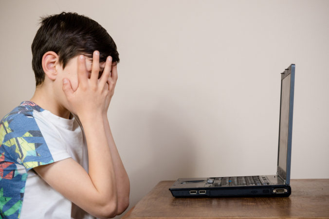 Sexuálne zneužívanie detí na internete vníma ako problém polovica Slovákov. Rodičia zväčša nevedia, čo tam ich dieťa robí