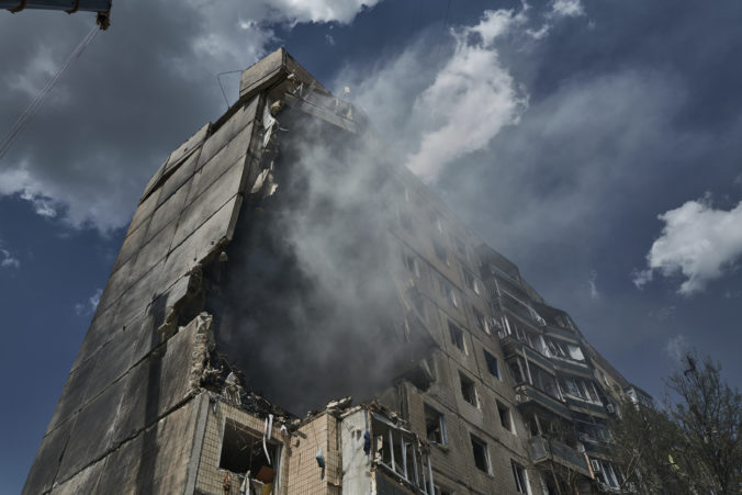 Rusi pri raketovom útoku zasiahli bytovku v meste Kryvyj Rih, najmenej šesť ľudí zahynulo a desiatky sa zranili