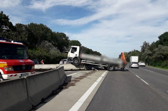 Vodič kamiónu havaroval na diaľnici D1 z Bratislavy smerom na Trnavu, šoféroval opitý a napriek zákazu