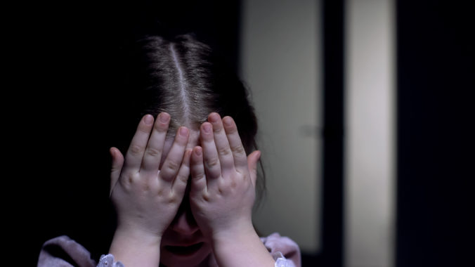 Muža v Austrálii obvinili zo sexuálneho zneužitia viac ako 90 detí, ide o jeden z najstrašnejších prípadov