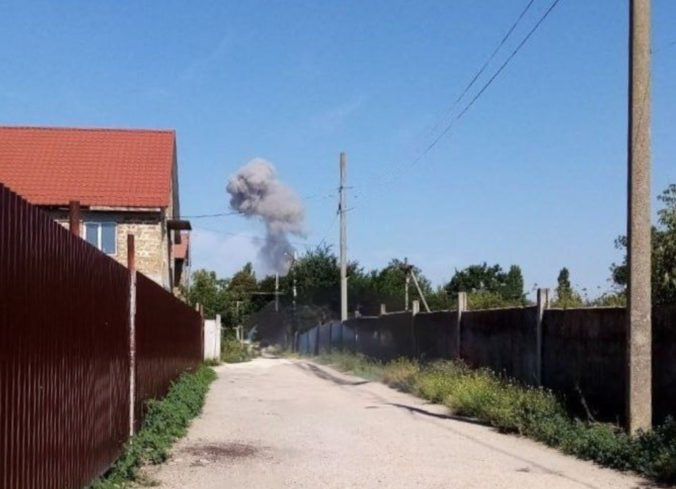 Na Kryme nastal výbuch, malo by ísť o leteckú základňu (video+foto)