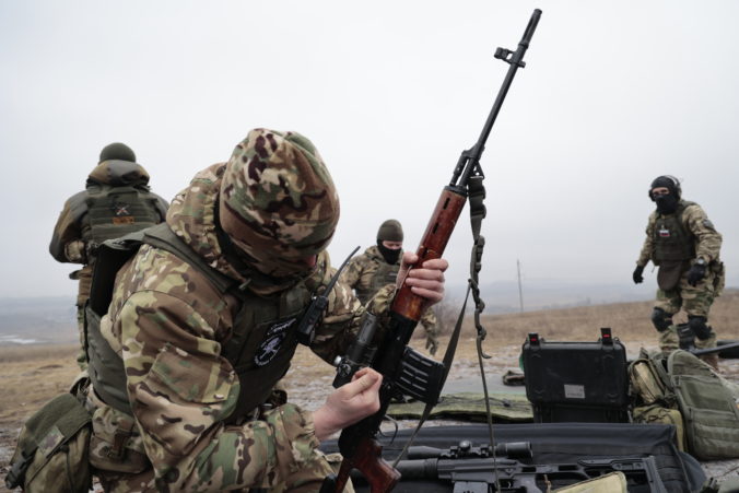 Kremeľ čoraz viac znepokojujú útoky na ukrajinských hraniciach, do regiónov posiela guľomety aj ďalšie zbrane
