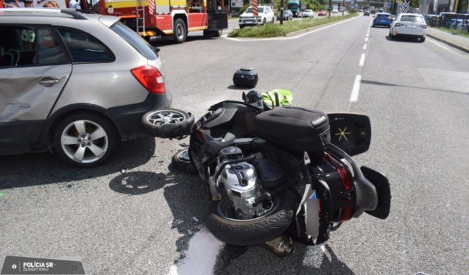 Vodička nedala prednosť motocyklistovi, skončil v nemocnici (foto)