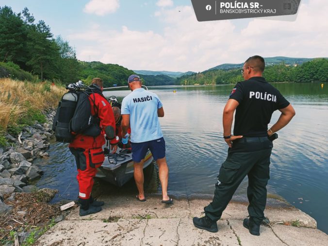 Na priehrade pri Krupine pokračuje pátranie po nezvestnom mužovi, prácu komplikujú zlé podmienky