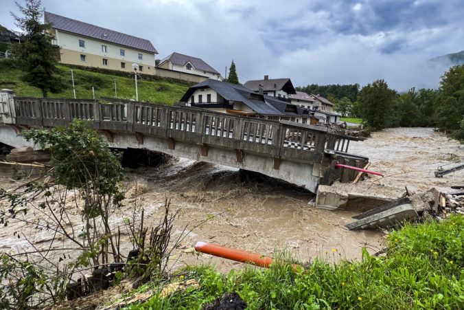 Extrémne počasie zasiahlo dve tretiny Slovinska, ničivé povodne spôsobili škody za stovky miliónov eur (video+foto)
