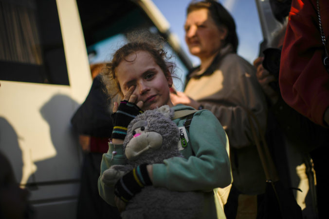 Kyjev evakuuje viac ako 100 detí z Doneckej oblasti pre neustále bombardovanie zo strany ruskej armády