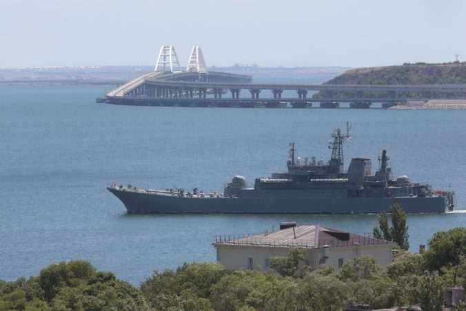 Rusi hlásili explóziu pri Krymskom moste, útok bezpilotnými člnmi zrejme poškodil chemický tanker (video)