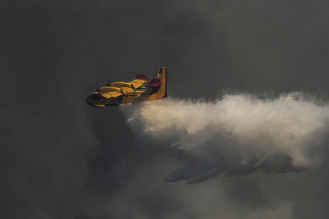 Cyprus už opäť bojuje s lesnými požiarmi, na pomoc boli vyslané lietadlá z Grécka a Jordánska (video)