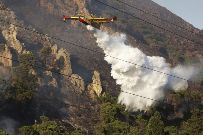 Na Sardínii vyčíňa už viac ako 50 lesných požiarov, pre silný vietor je situácia dramatická (video)