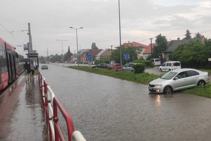Pre 12 okresov Slovenska platí výstraha pred povodňami, mimoriadnu situáciu hlási 35 obcí