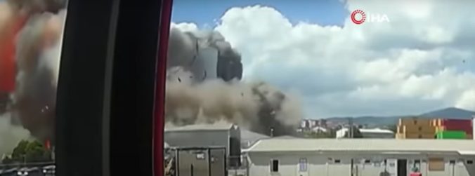 V tureckom prístave došlo k výbuchu, zranených je najmenej 12 ľudí (video)