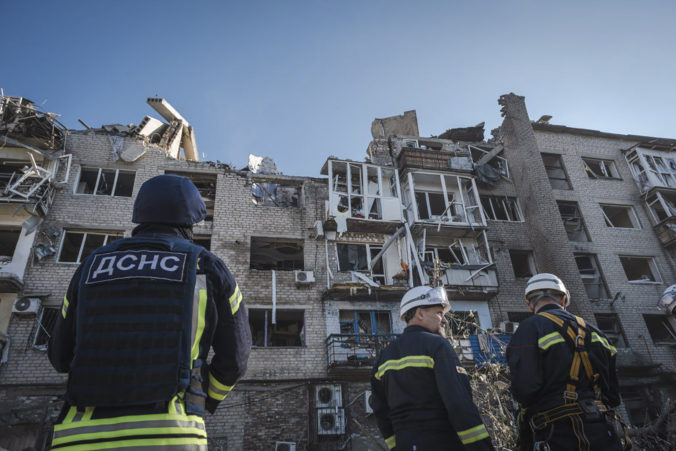 Rusi v ukrajinskom meste Pokrovsk zámerne útočili na záchranárov, o život prišlo sedem ľudí