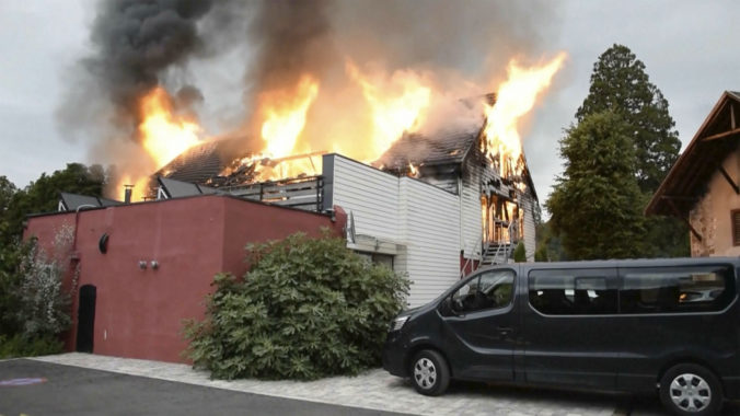 Požiar rekreačného domu vo Francúzsku si vyžiadal 11 obetí, ďalší zranení boli prevezení do nemocnice