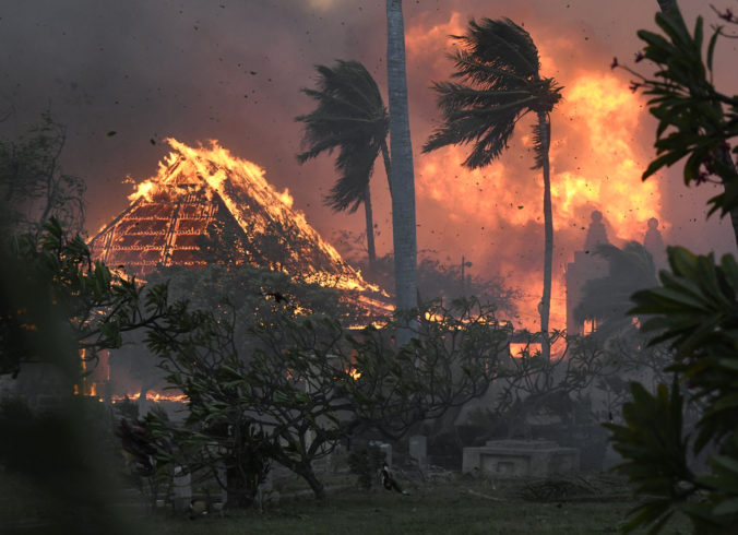 Na havajskom ostrove Maui vypukol obrovský požiar, ľudia skákali do oceána