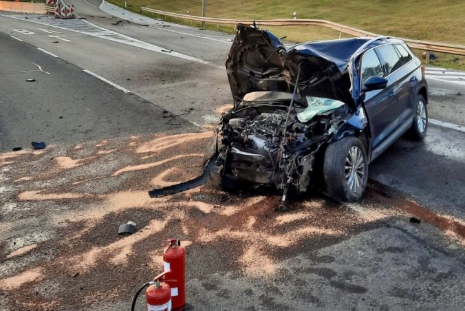 Pri dopravnej nehode zomrel 66-ročný vodič, jeho jazdu zastavili až zvodidlá (foto)