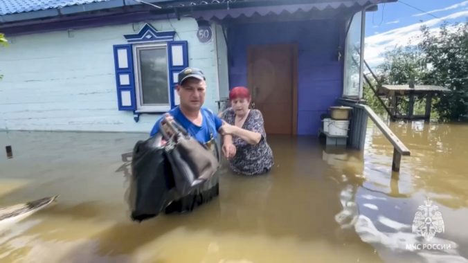 Ruský ďaleký východ zasiahli silné záplavy, evakuovali viac ako dvetisíc ľudí (foto)