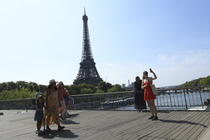 Dvaja opití Američania uviazli vo vnútri Eiffelovej veže, prespali na mieste nedostupnom pre verejnosť