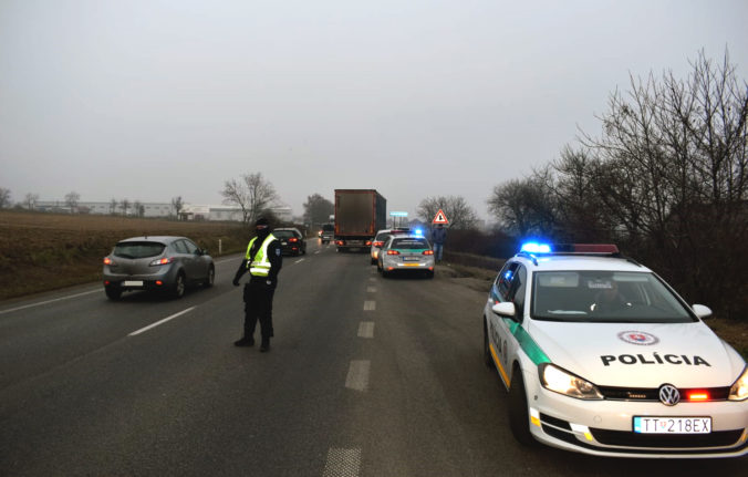 Polícia uzavrela zjazd z diaľnice D2, pri Kútoch sa stala vážna dopravná nehoda