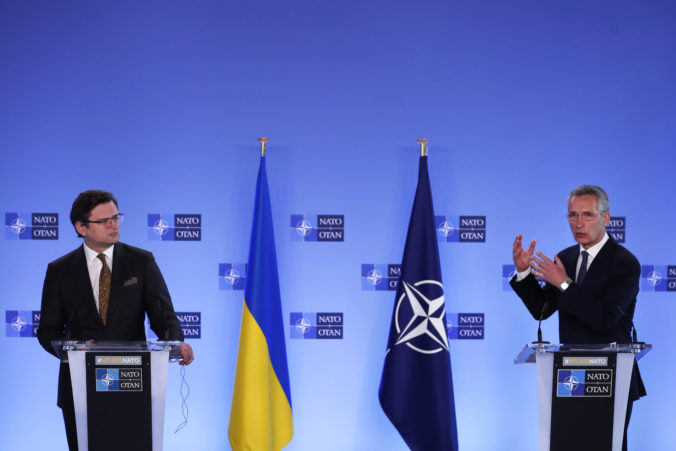 Vymeniť územie za dáždnik NATO? Predstaviteľ aliancie „nahráva Rusku“, kritizuje Ukrajina