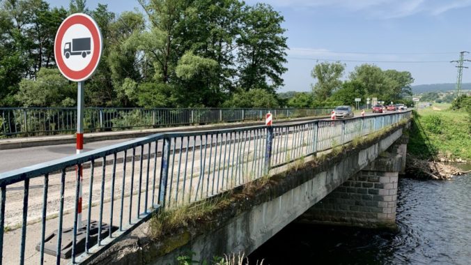 Banskobystrický kraj vyzýva k opatrnosti vodákov splavujúcich Hron, vo Vlkanovej prebieha rekonštrukcia mosta (foto)