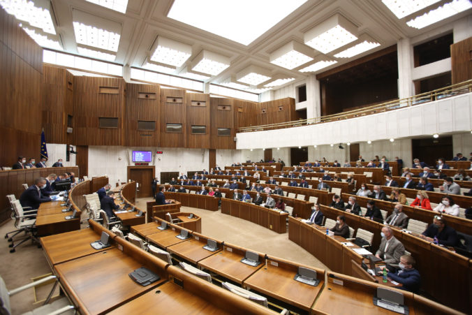 Viac ako polovicu populácie na Slovensku tvoria ženy, v parlamente však majú zastúpenie len 21 percent