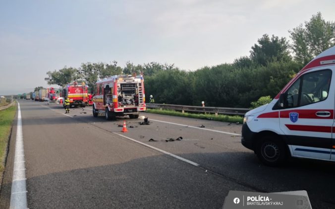 Diaľnicu D2 v smere do Českej republiky museli pre nehodu uzavrieť, hlásia jednu obeť (foto)
