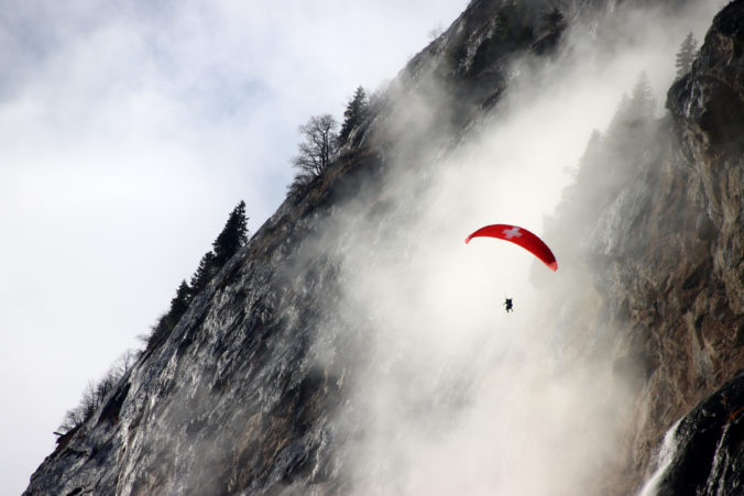 Na Donovaloch zasahovali záchranári, pomáhali paraglajdistovi, ktorý sa zachytil o kábel