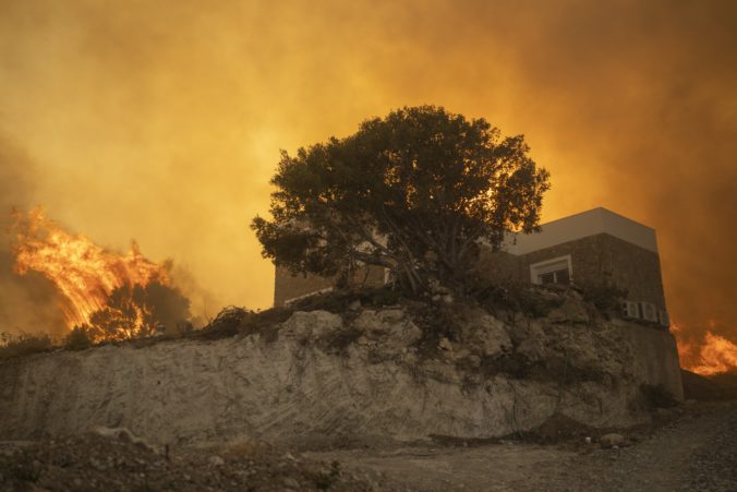 Ďalší požiar pustoší lesy na severe Grécka, evakuovali sedem dedín (foto)