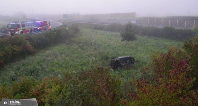 Na diaľnici D3 skončilo auto mimo cesty a prevrátené na boku, o život prišiel mladý muž (foto)