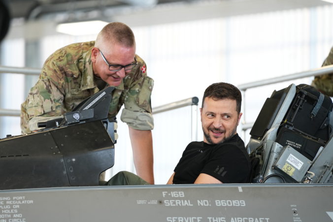 Holandsko a Dánsko poskytnú Ukrajine stíhačky F-16, piloti sa už učia aj angličtinu