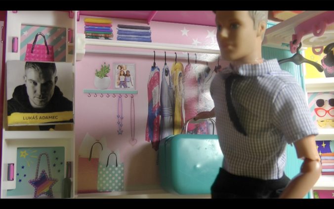 Podľahli Lukáš Adamec a Lolokar Barbie trendu? Ikonická bábika si strihla hlavnú postavu v ich videoklipe