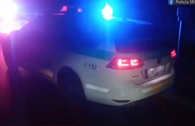 Policajná naháňačka v Trnave, vodič vyskočil do poľa z idúceho auta (video)