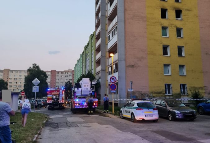 Pre požiar v obytnom dome v Košiciach evakuovali takmer 40 osôb, desať bolo prevezených do nemocnice s popáleninami