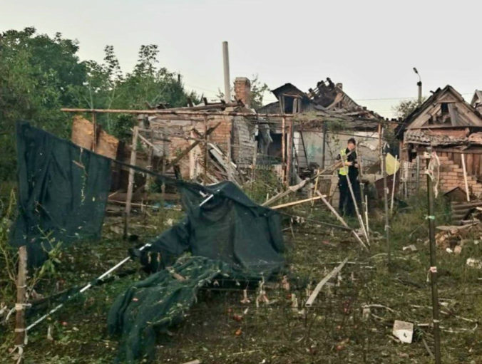 Raketový útok na Kryvyj Rih poškodil 20 domov a hlásia aj zranenia (foto)