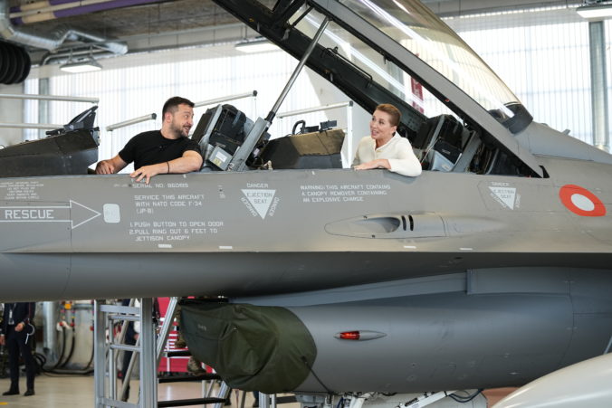 Ukrajinci musia pripraviť na používanie bojových lietadiel F-16 stovky ľudí, výcvik bude trvať minimálne pol roka