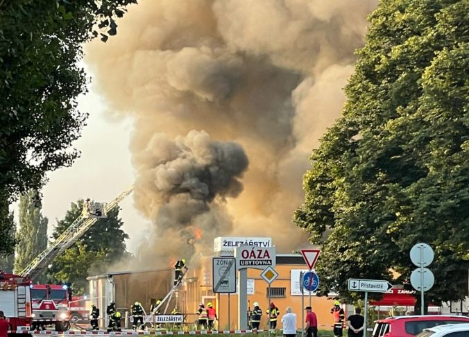 V Otrokoviciach horí priemyselný areál, hasiči vyhlásili tretí stupeň (video+foto)