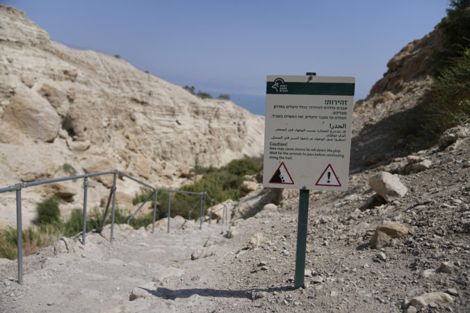 V Izraeli sa pri Mŕtvom mori zosunula skalná lavína, na mieste boli zranení vrátane detí (foto)