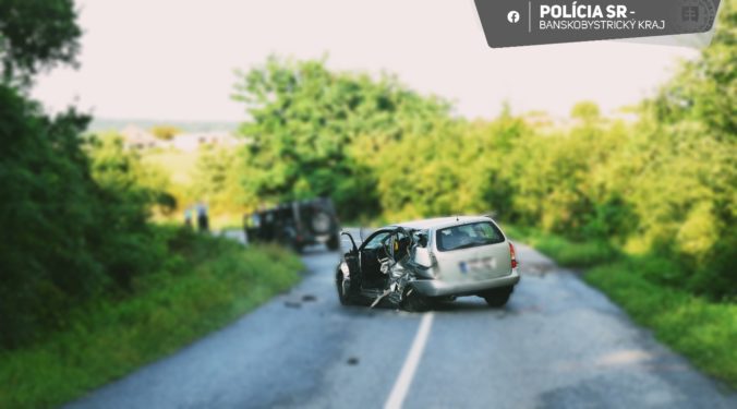Mladý spolujazdec podľahol zraneniam po vážnej dopravnej nehode pri Lučenci (foto)
